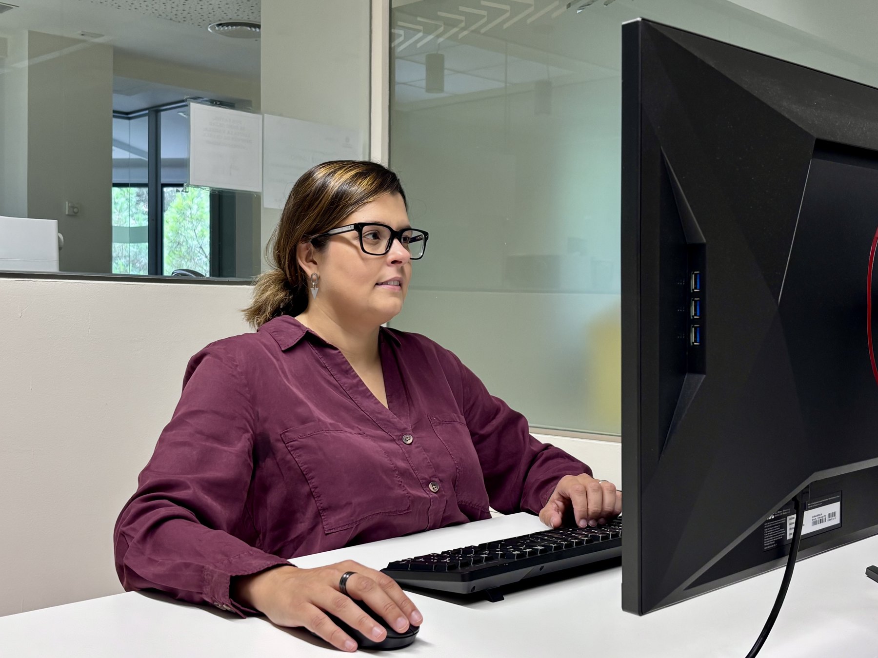 Marta Hernández Luna trabajando con herramientas digitales